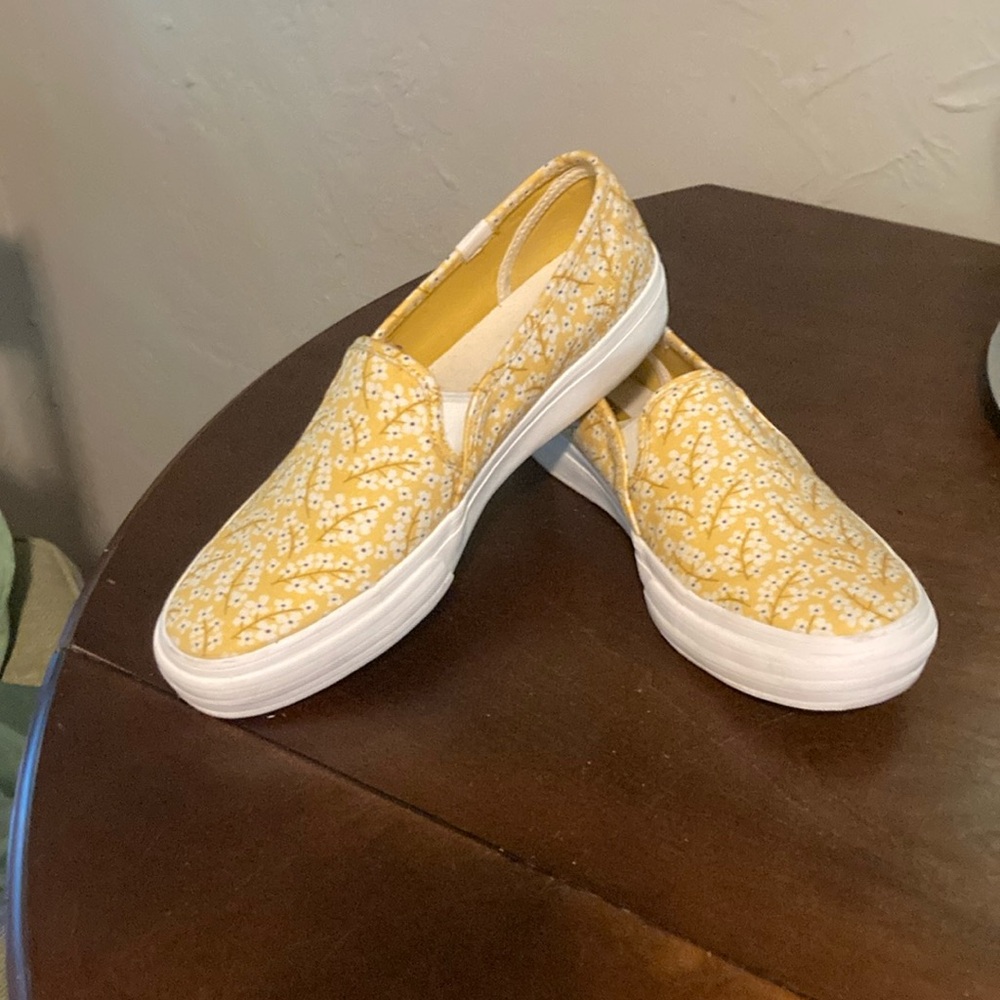 Keds slip on sneaks cute flower print never worn size 8